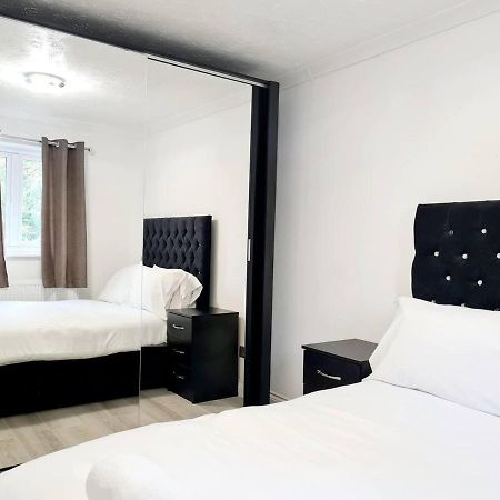 Modern & Spacious - Walk To London Excel- Parking Bagian luar foto