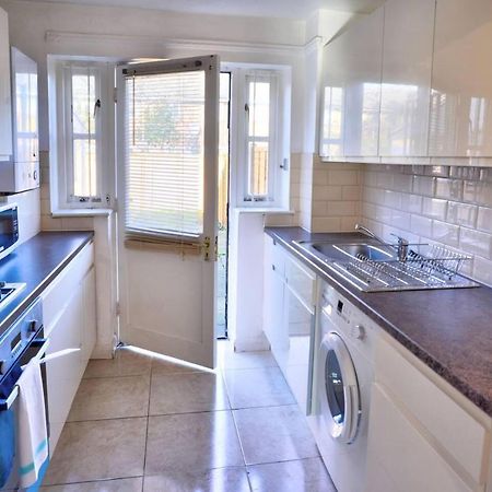 Modern & Spacious - Walk To London Excel- Parking Bagian luar foto
