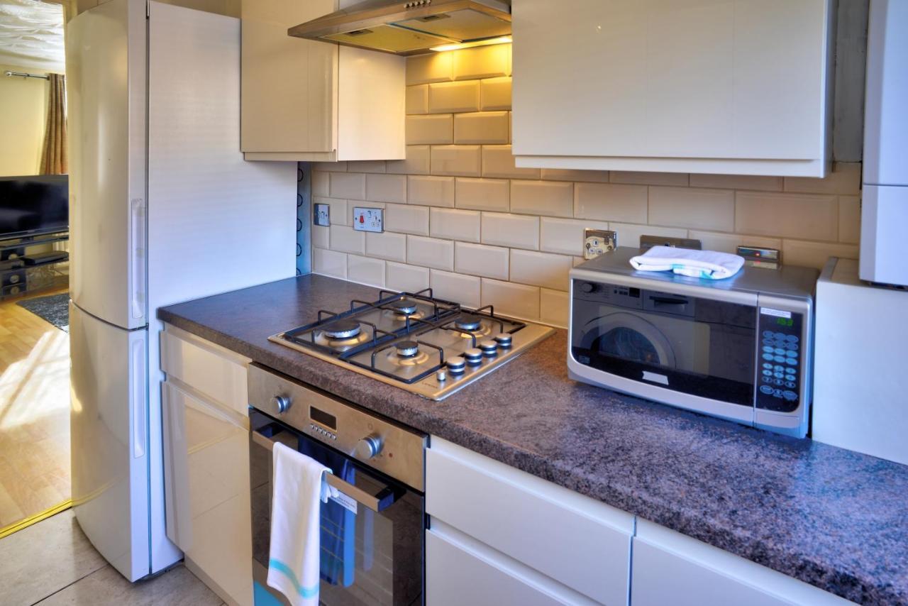Modern & Spacious - Walk To London Excel- Parking Bagian luar foto