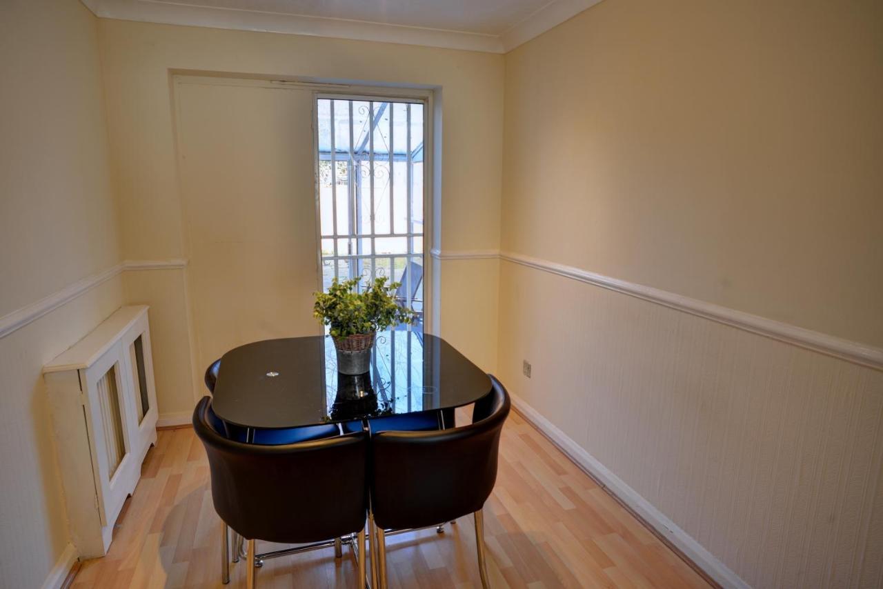 Modern & Spacious - Walk To London Excel- Parking Bagian luar foto