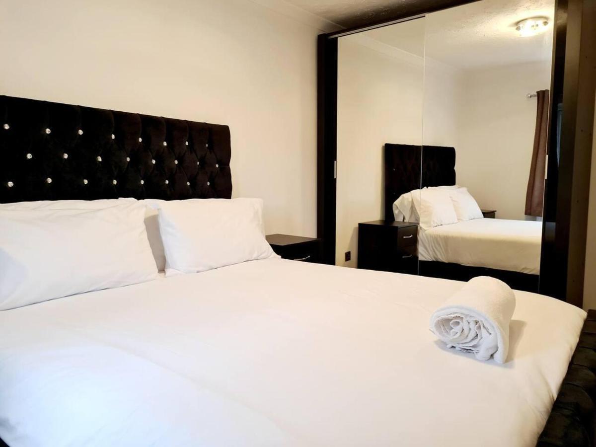 Modern & Spacious - Walk To London Excel- Parking Bagian luar foto