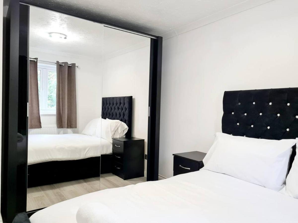 Modern & Spacious - Walk To London Excel- Parking Bagian luar foto