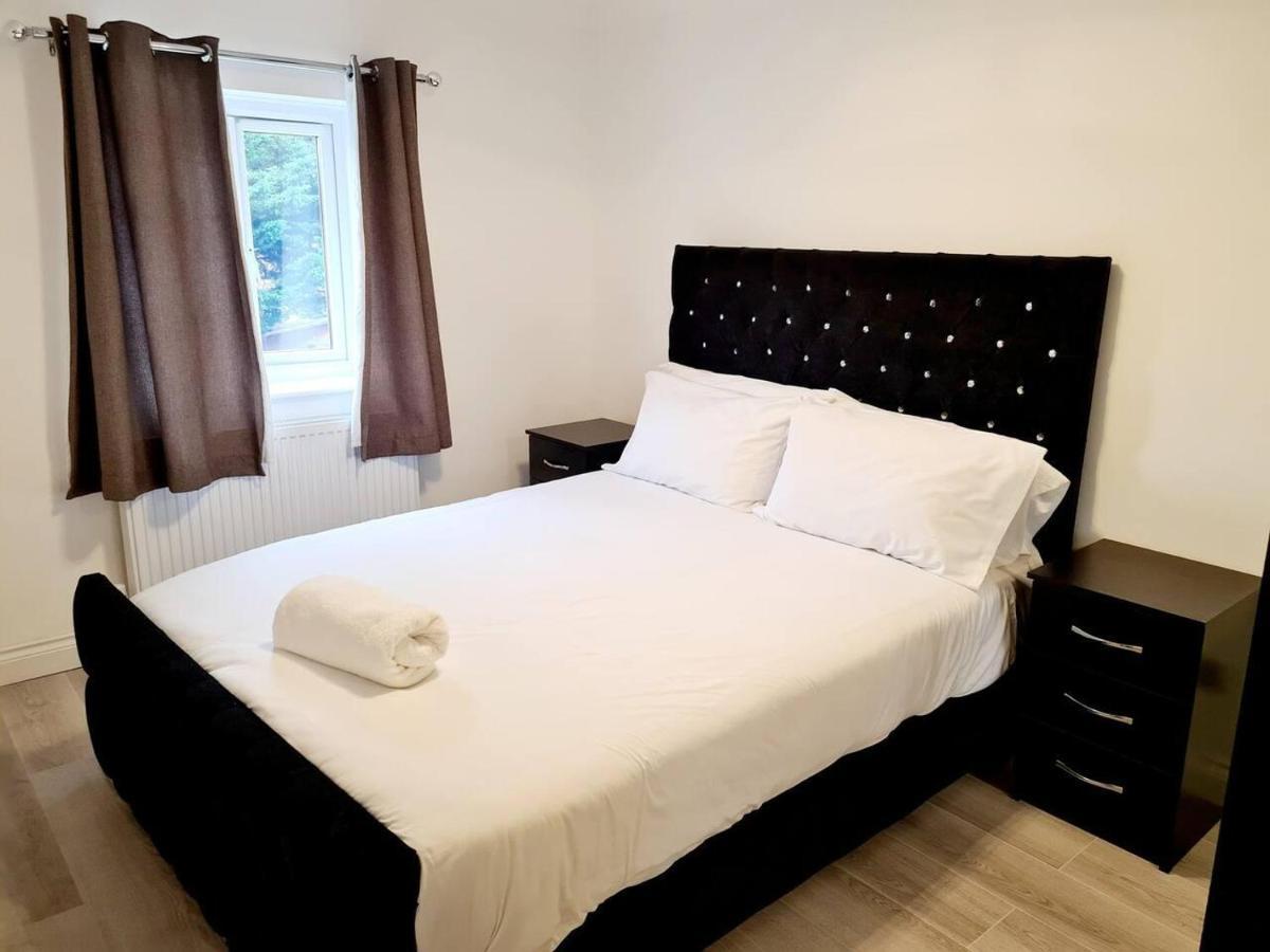 Modern & Spacious - Walk To London Excel- Parking Bagian luar foto