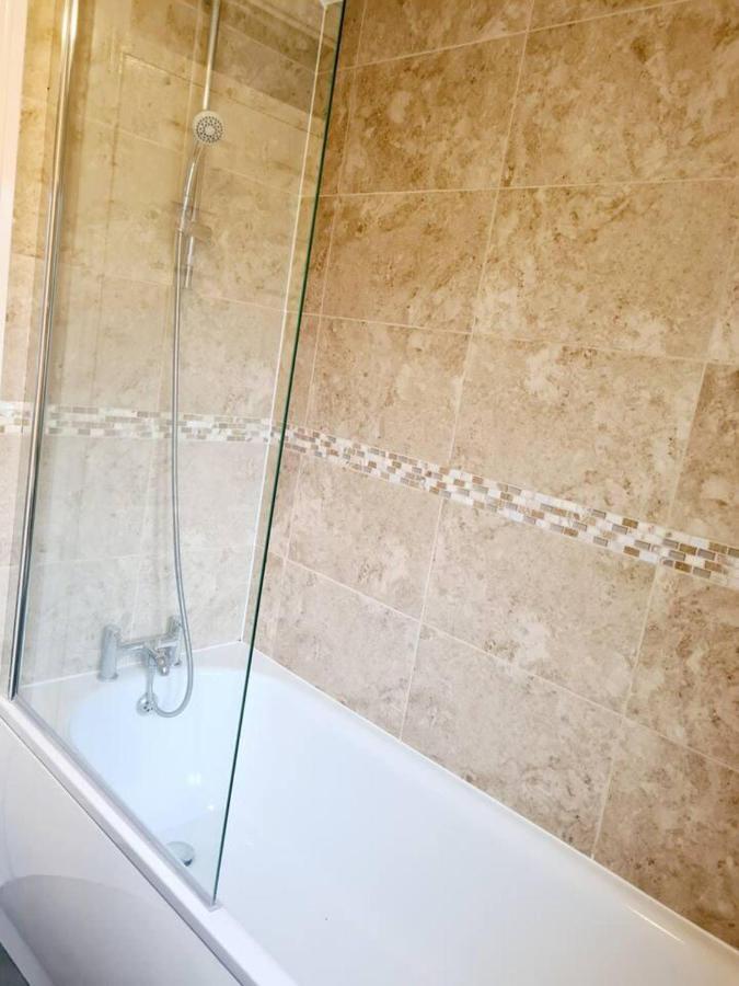 Modern & Spacious - Walk To London Excel- Parking Bagian luar foto