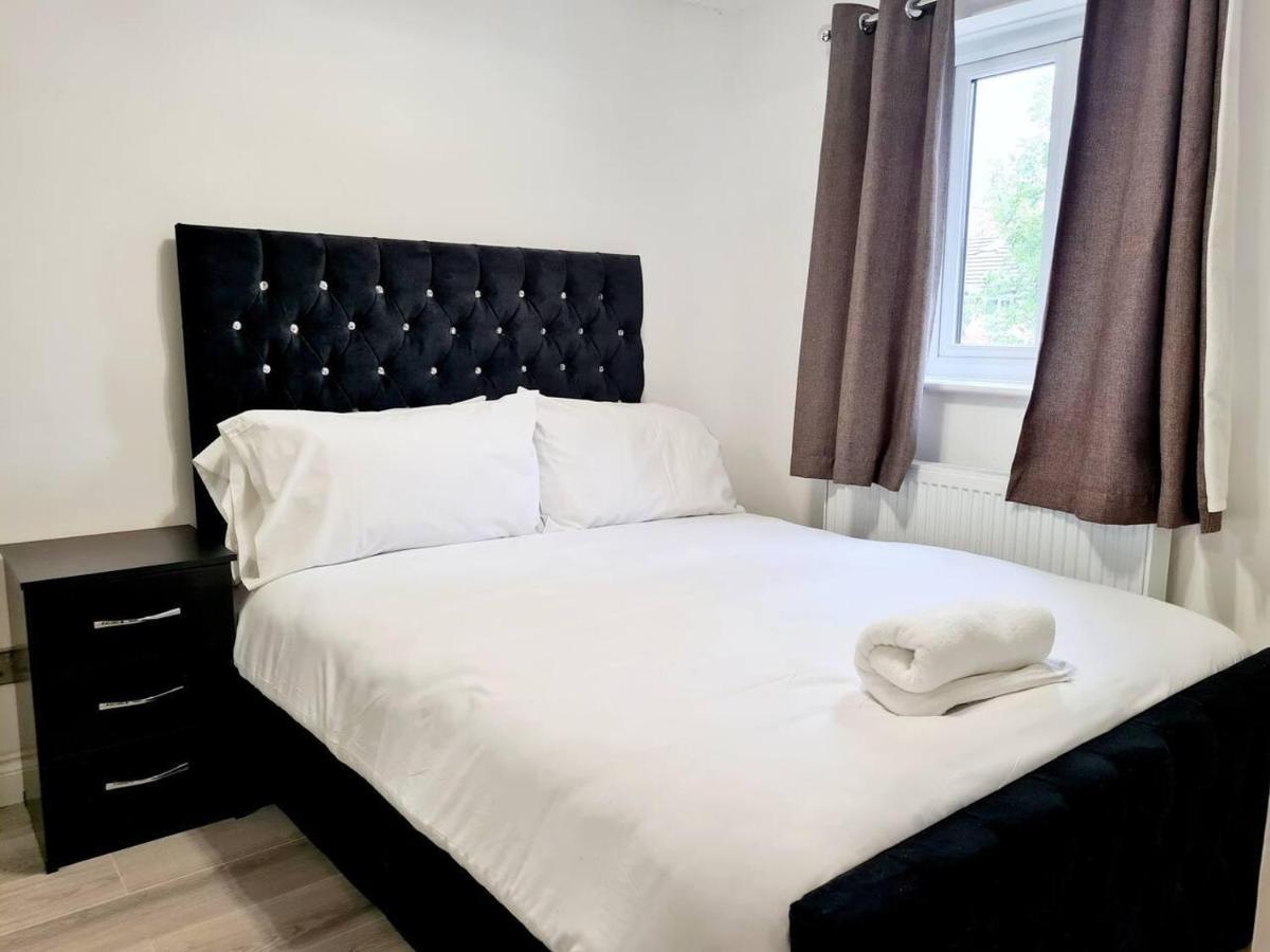 Modern & Spacious - Walk To London Excel- Parking Bagian luar foto