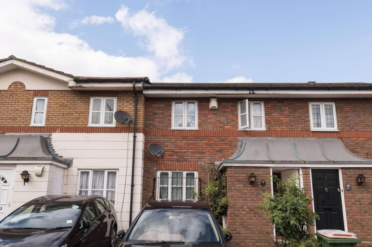 Modern & Spacious - Walk To London Excel- Parking Bagian luar foto