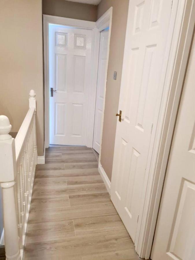 Modern & Spacious - Walk To London Excel- Parking Bagian luar foto