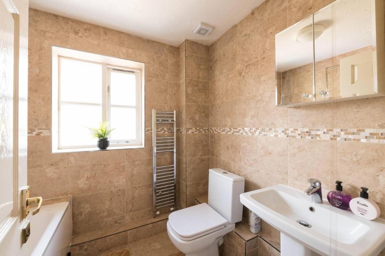 Modern & Spacious - Walk To London Excel- Parking Bagian luar foto