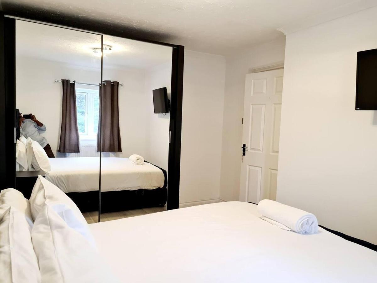 Modern & Spacious - Walk To London Excel- Parking Bagian luar foto