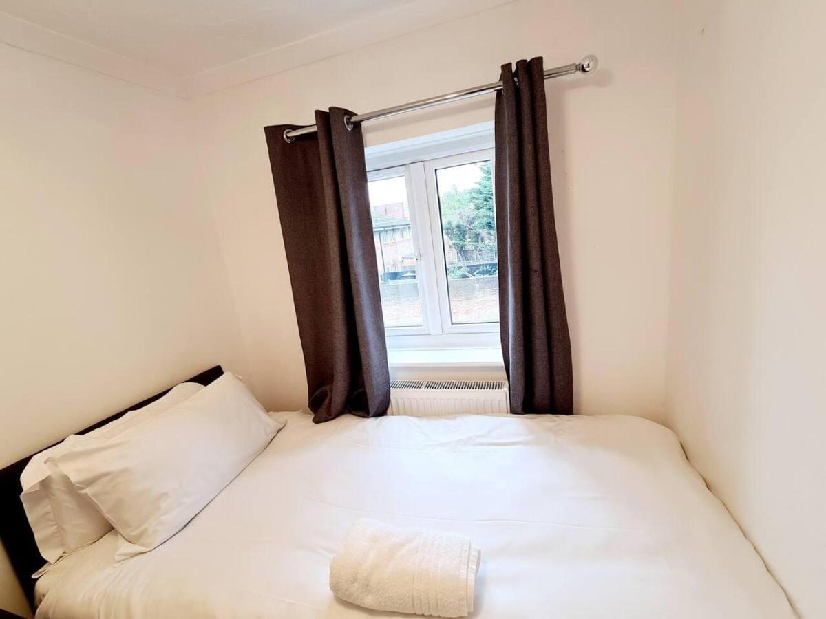 Modern & Spacious - Walk To London Excel- Parking Bagian luar foto