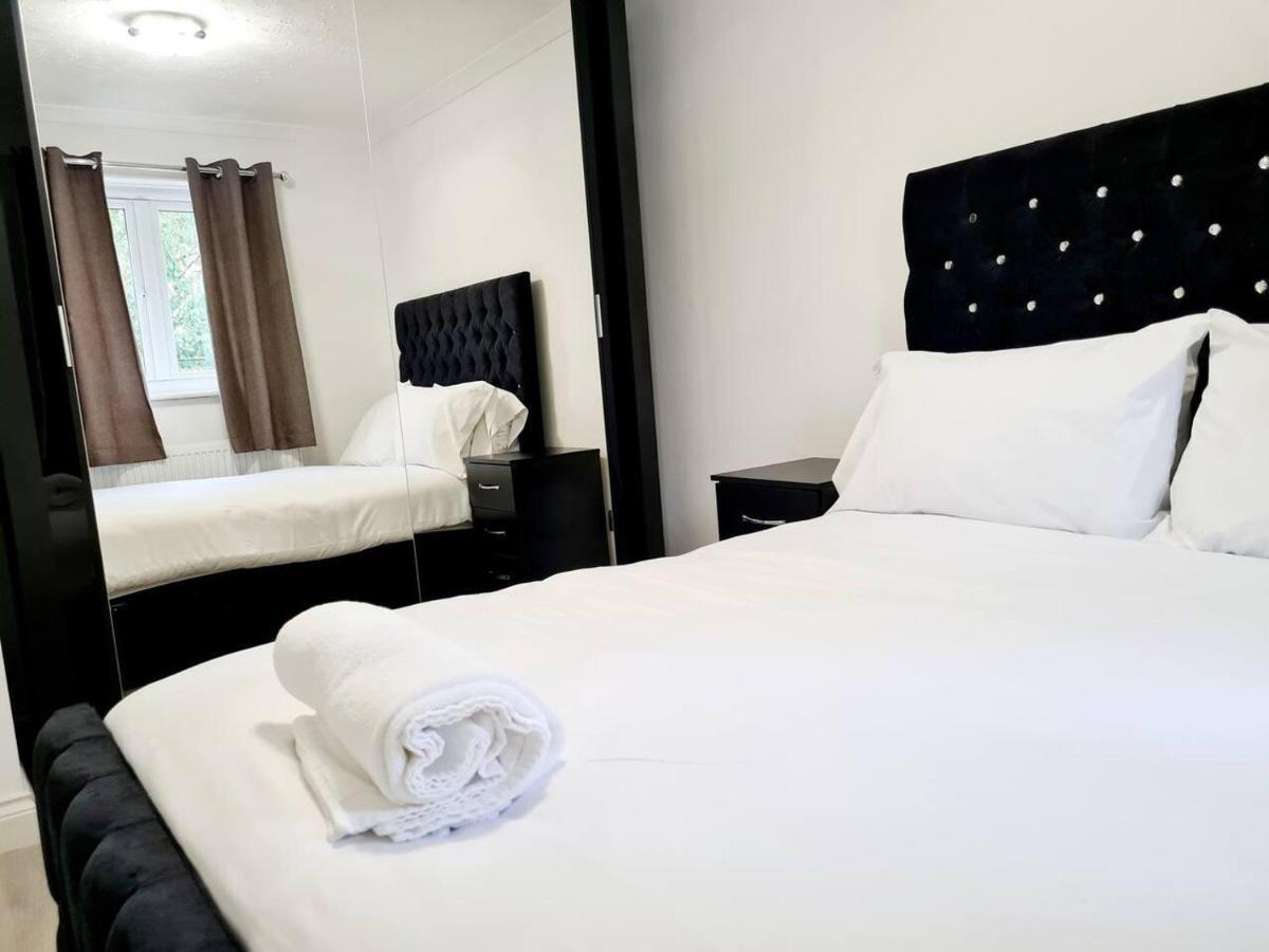 Modern & Spacious - Walk To London Excel- Parking Bagian luar foto